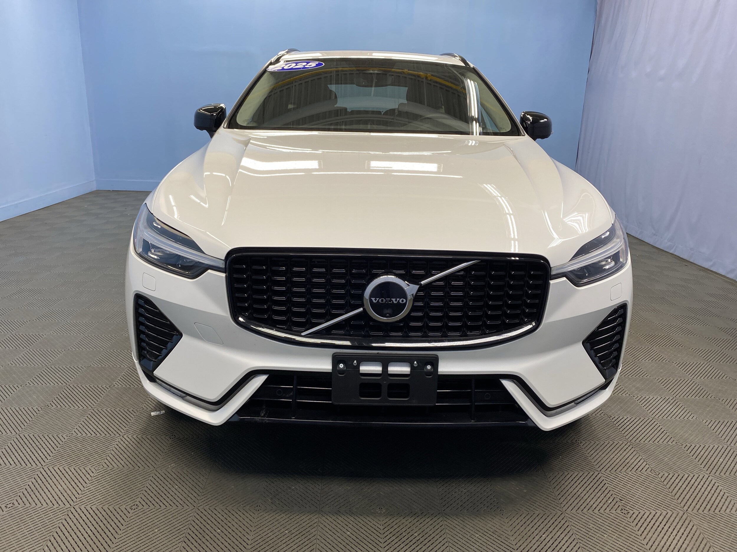 2025 Volvo XC60 Plus photo 2