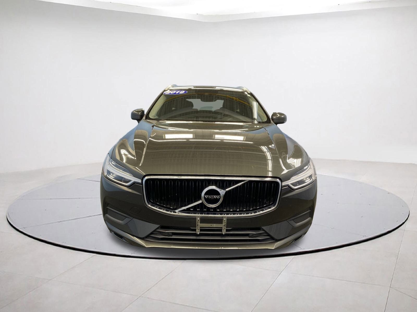 2019 Volvo XC60 Momentum photo 2
