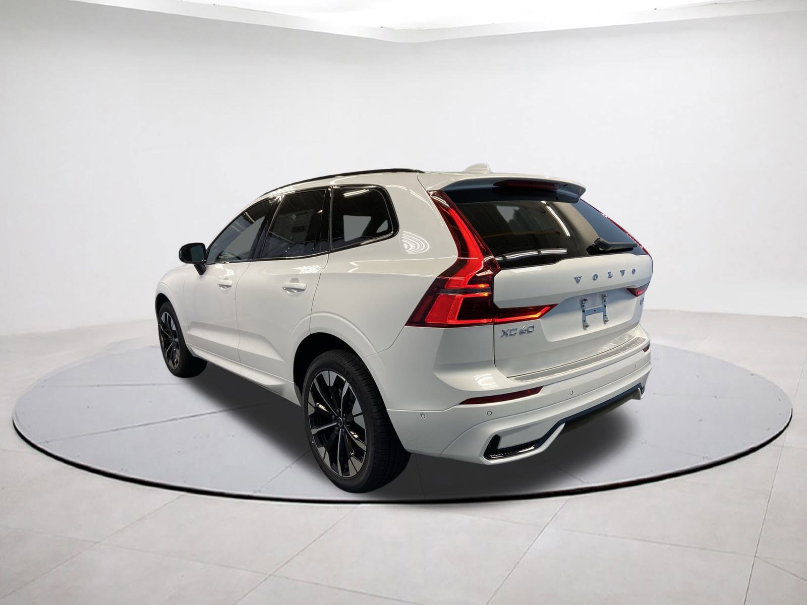 2026 Volvo XC60 B5 Plus photo 4
