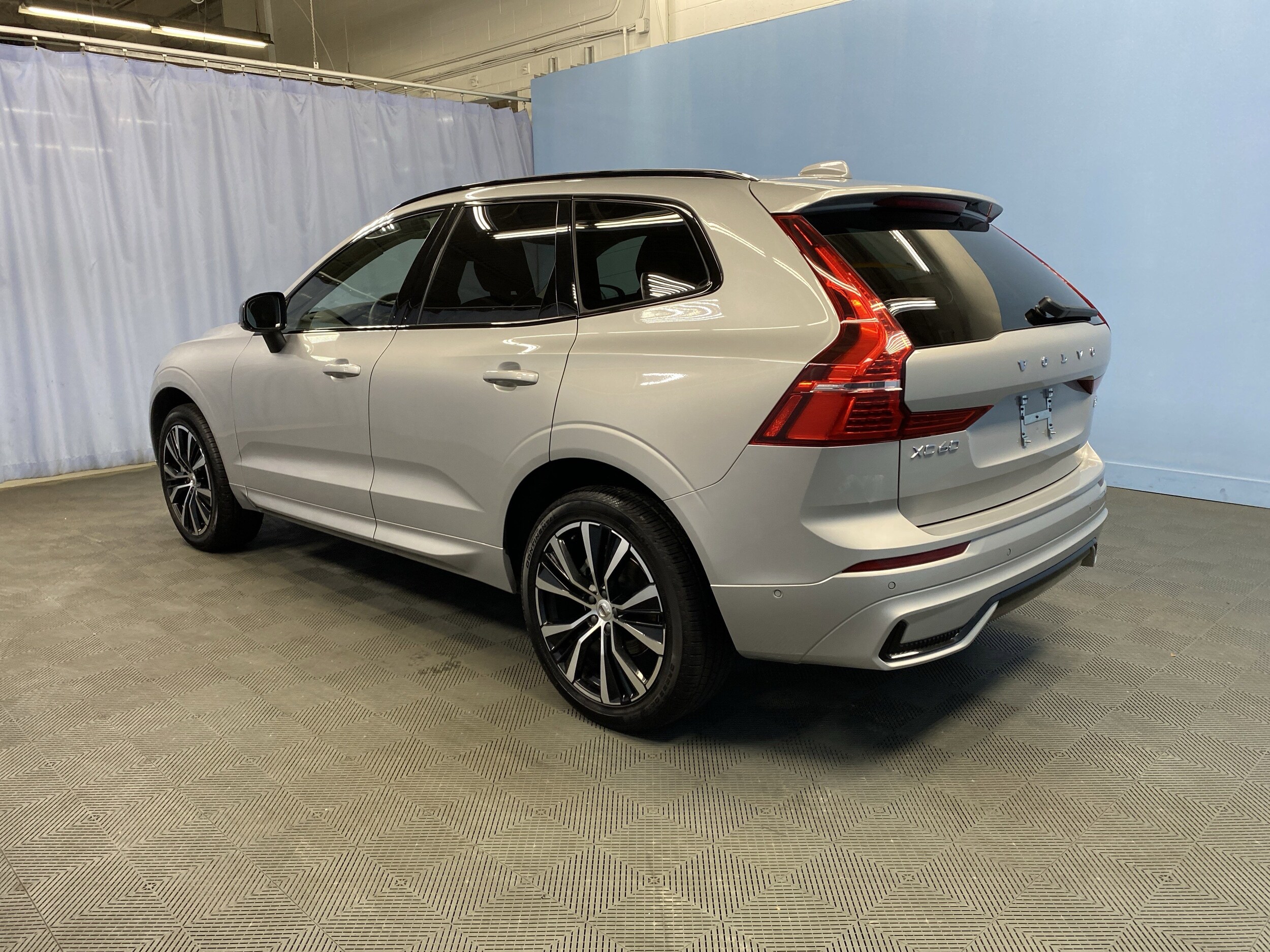 2025 Volvo XC60 Plus photo 4