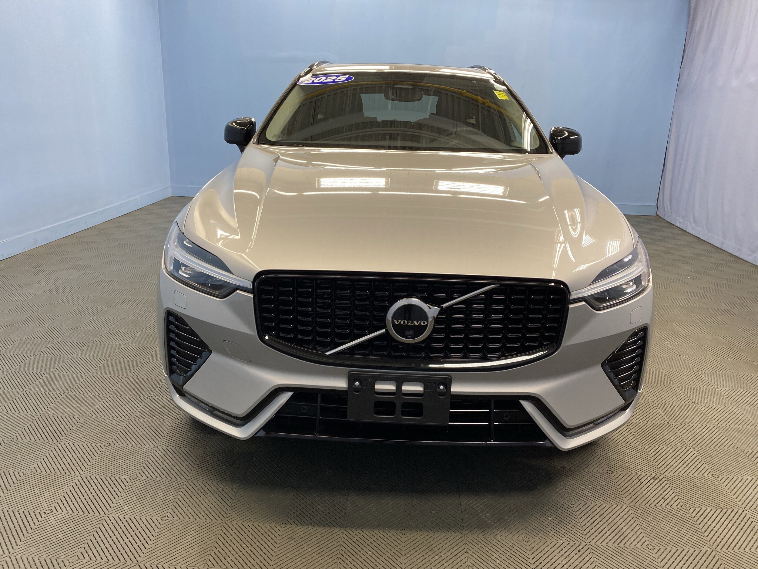 2025 Volvo XC60 Plus photo 2