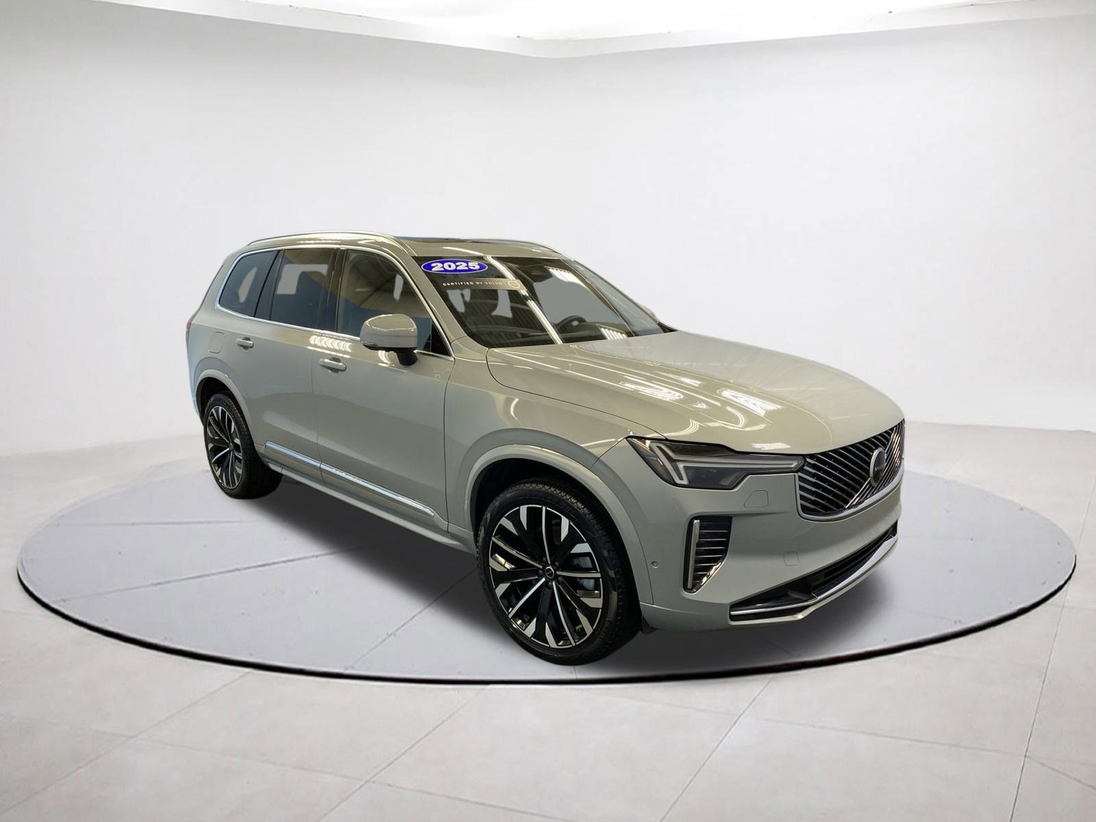 2025 Volvo XC90 Plus's photo
