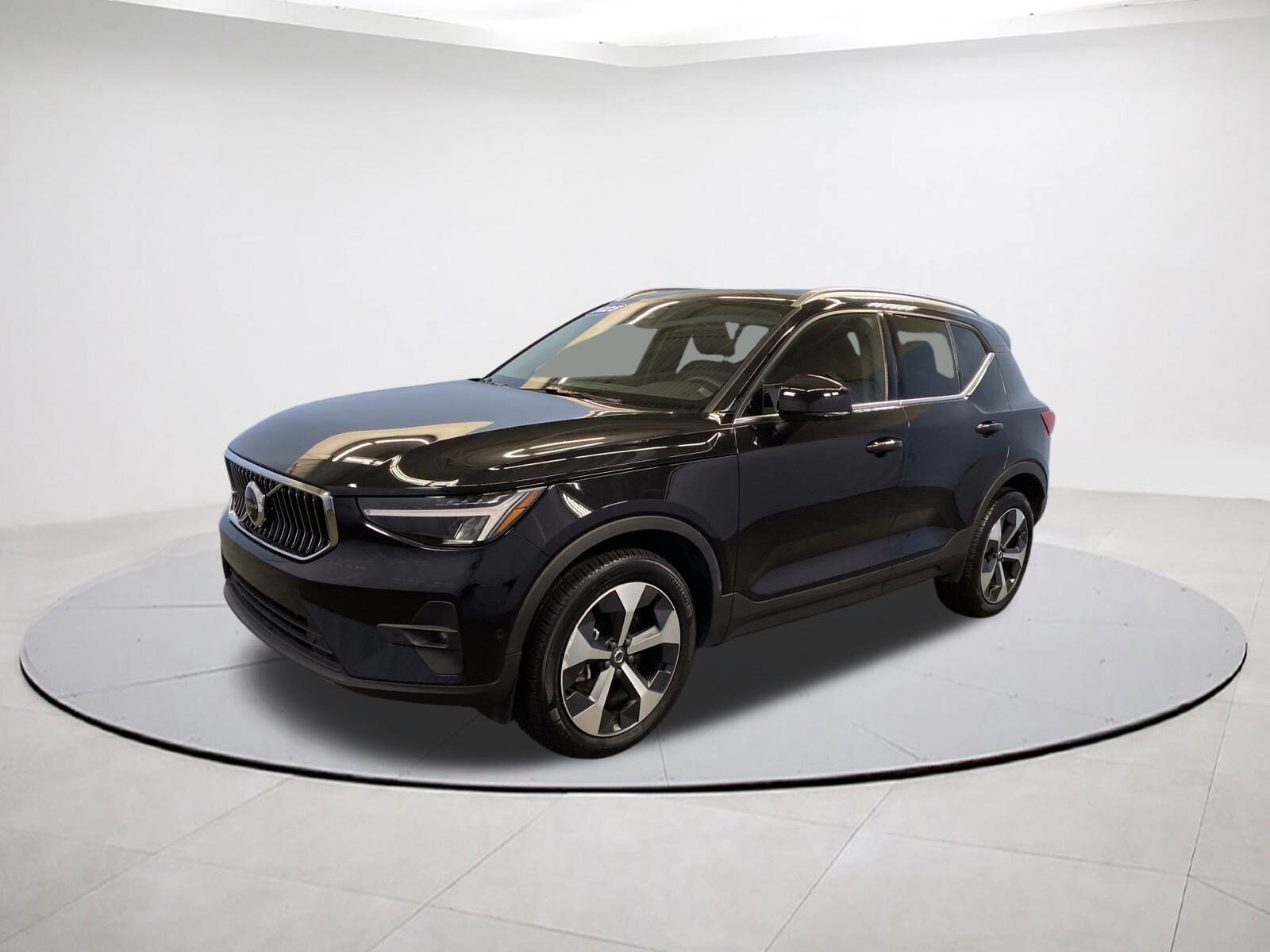 2025 Volvo XC40 Plus photo 2