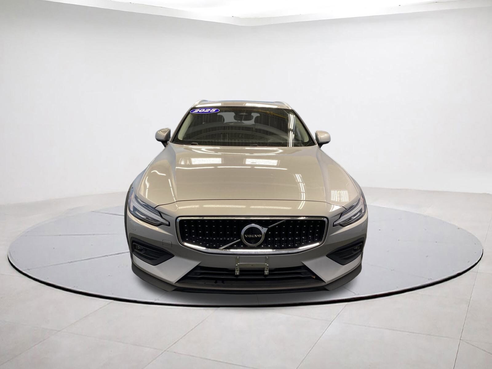 2025 Volvo V60 Cross Country Plus photo 2