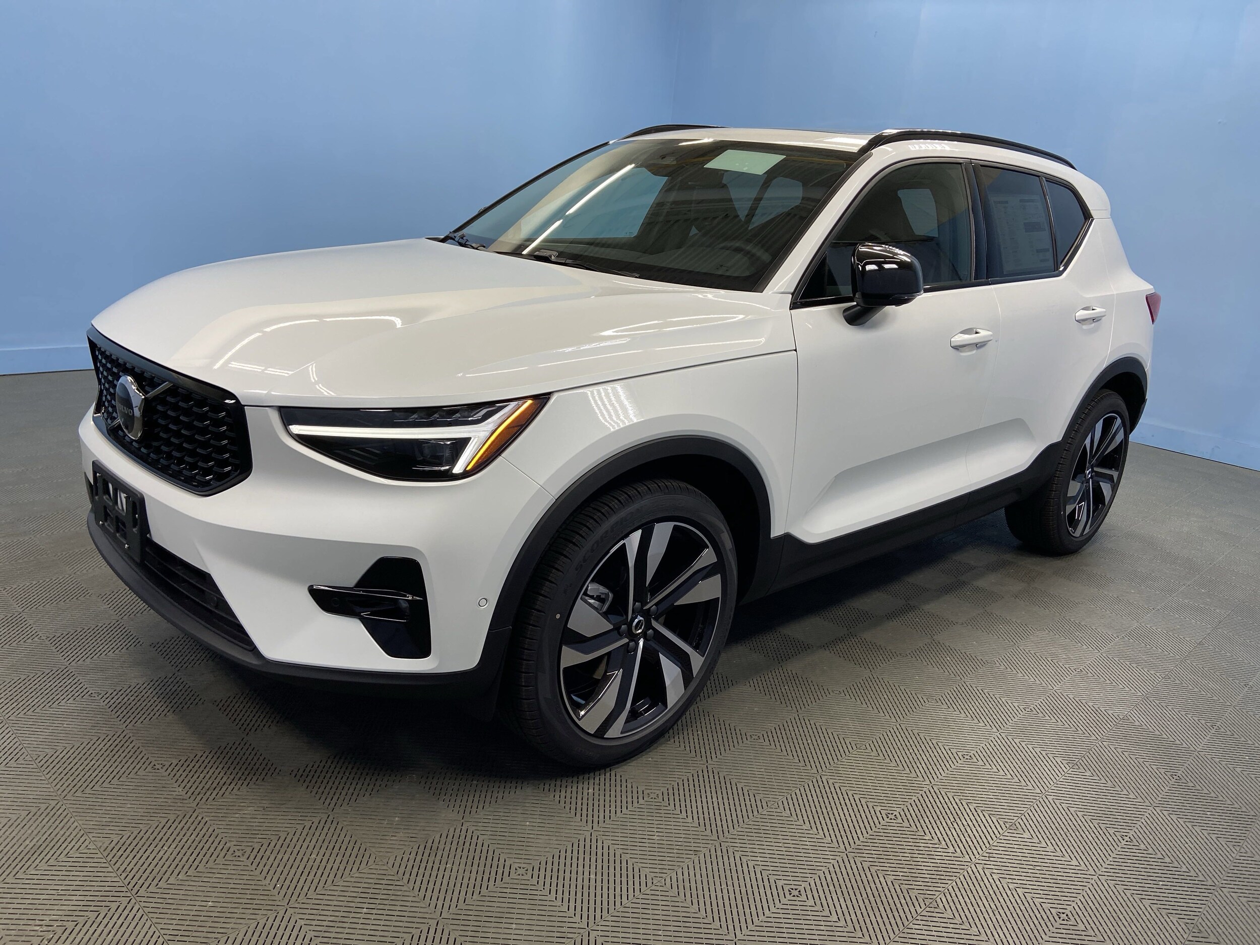 2026 Volvo XC40 photo 3