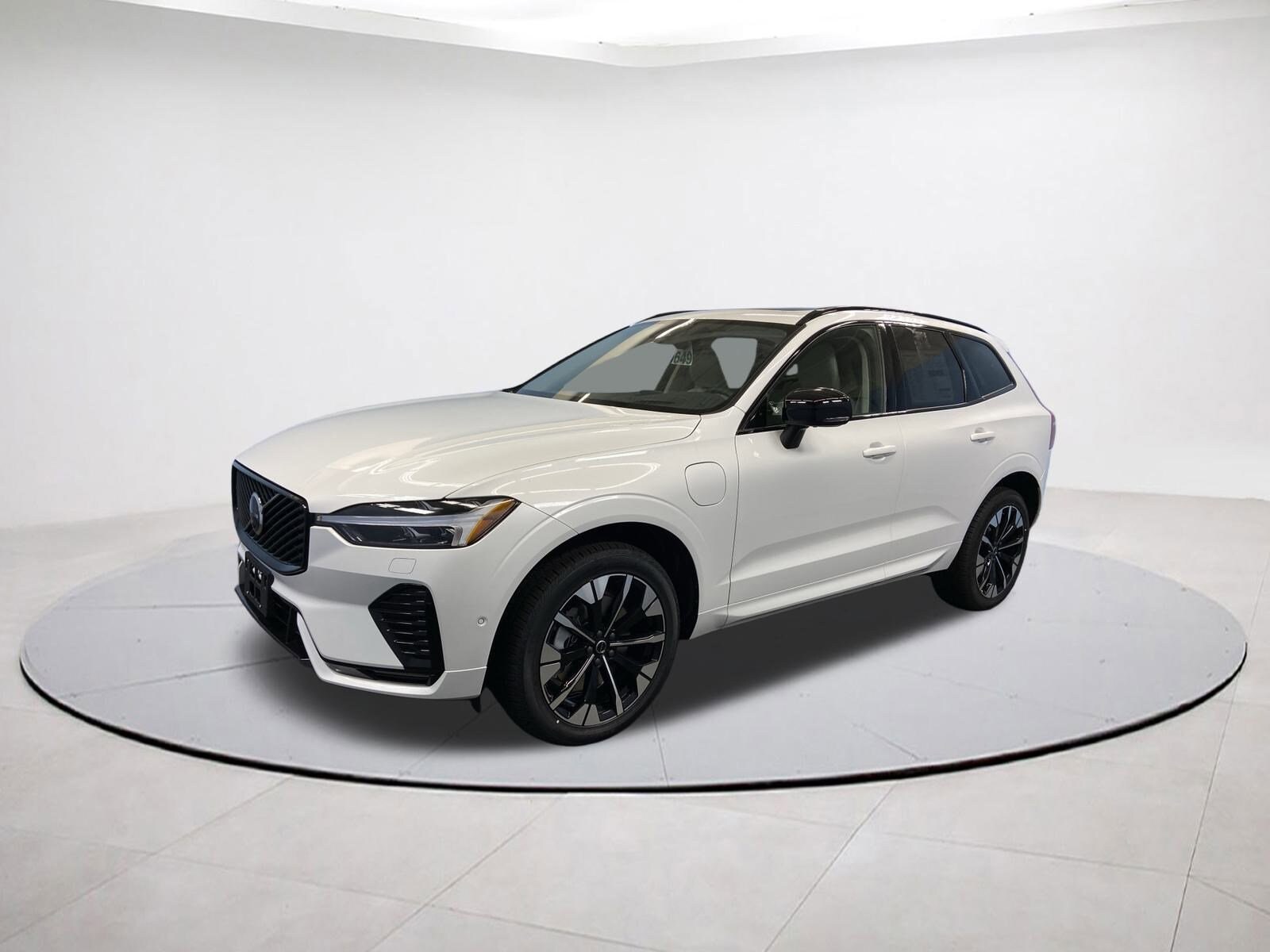 2026 Volvo XC60 Hybrid T8 photo 3