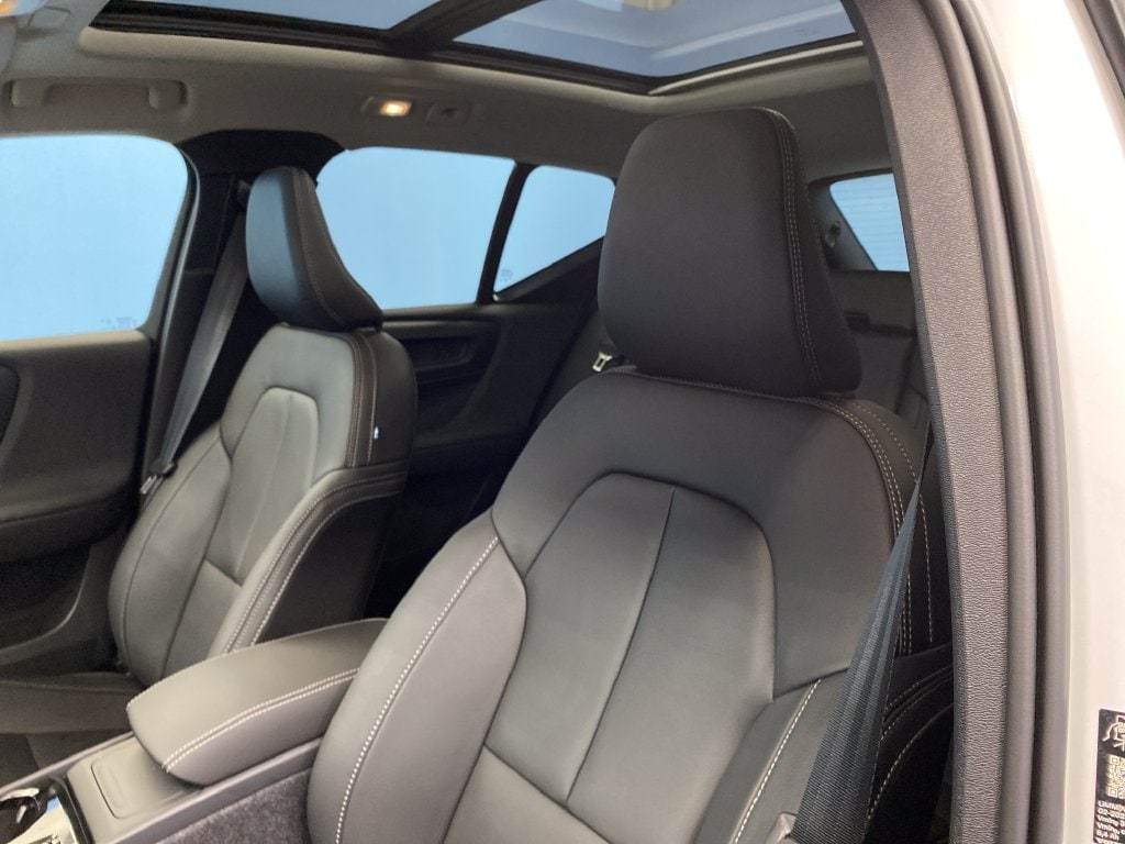 2026 Volvo XC40 Plus - Photo 7