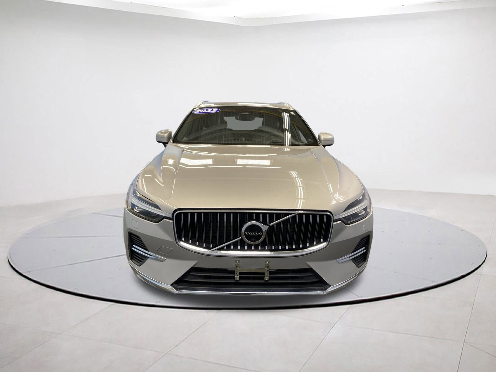 2022 Volvo XC60 Recharge Hybrid Inscription photo 2