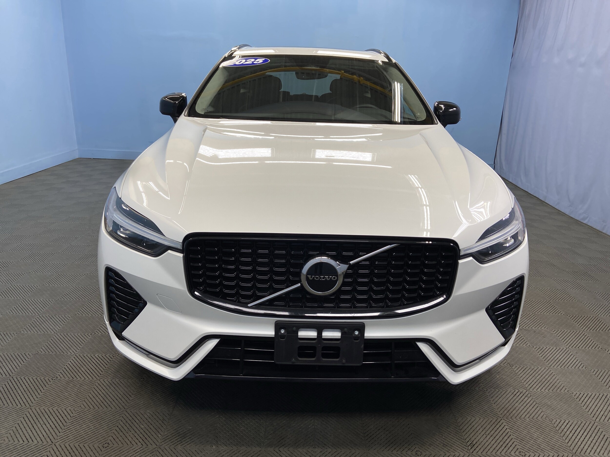 2025 Volvo XC60 Core photo 2