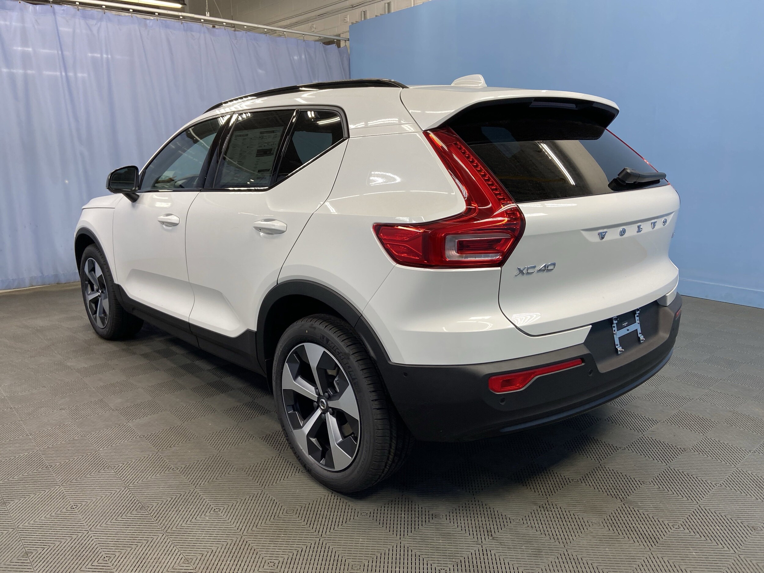 2026 Volvo XC40 Plus photo 4