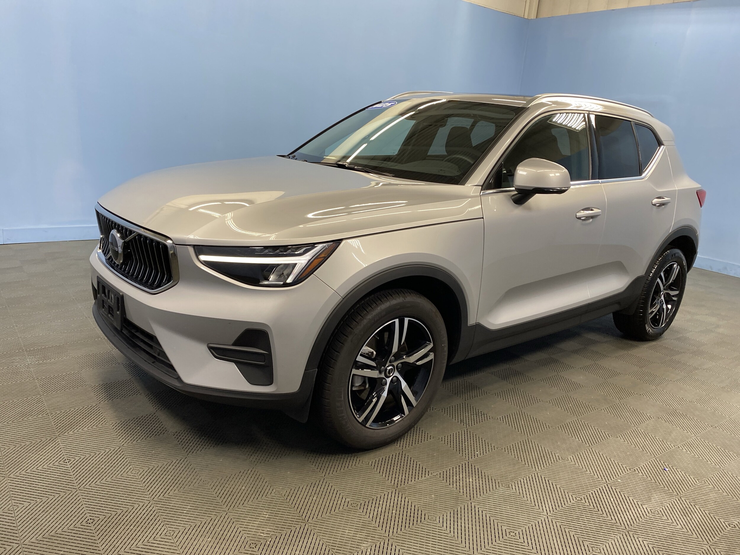 2025 Volvo XC40 Core photo 2