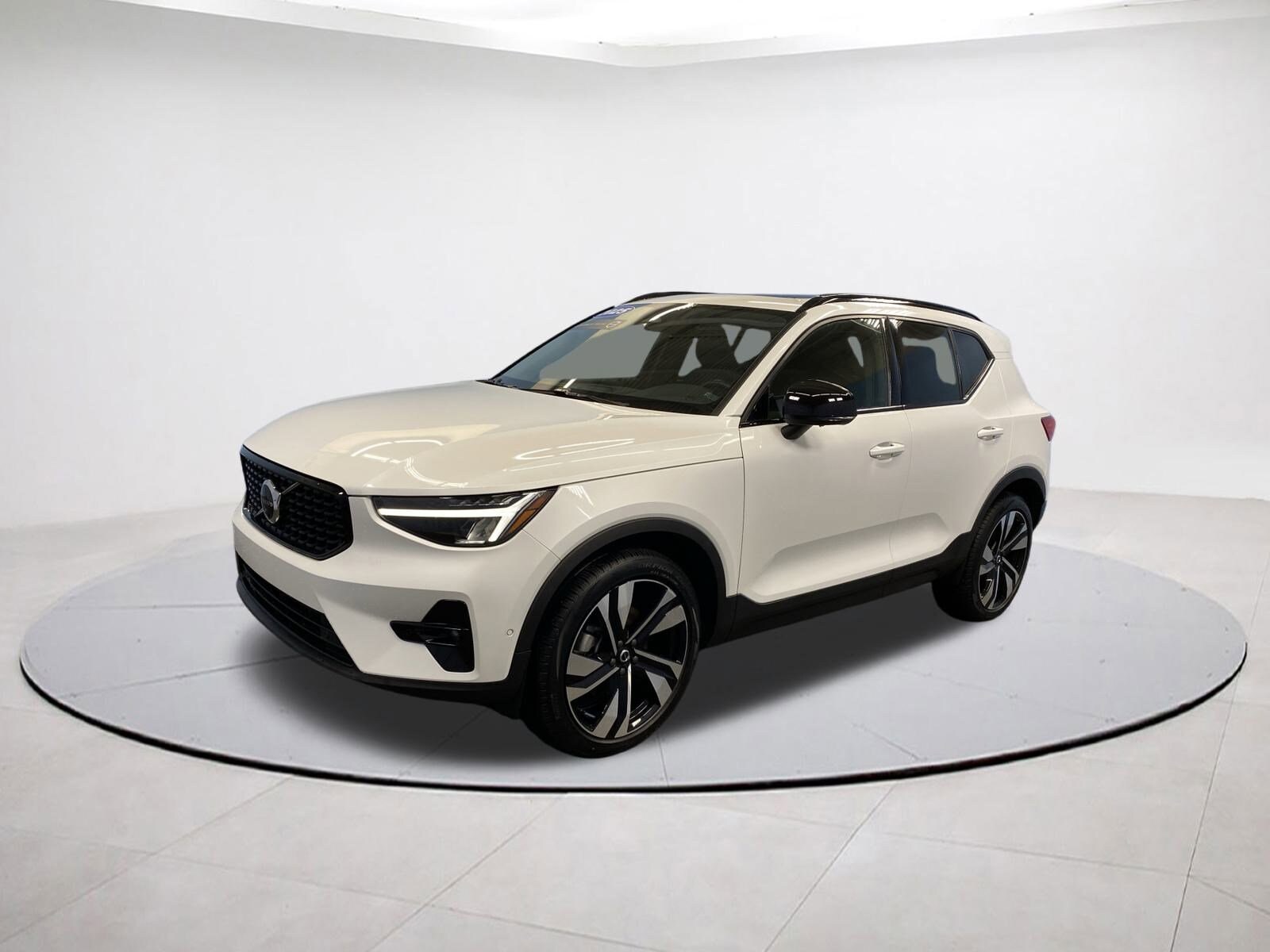 2025 Volvo XC40 Plus photo 3