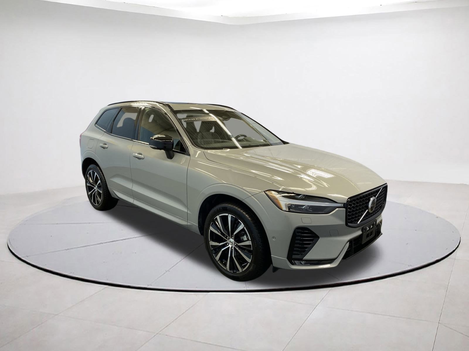 2025 Volvo XC60 Plus's photo