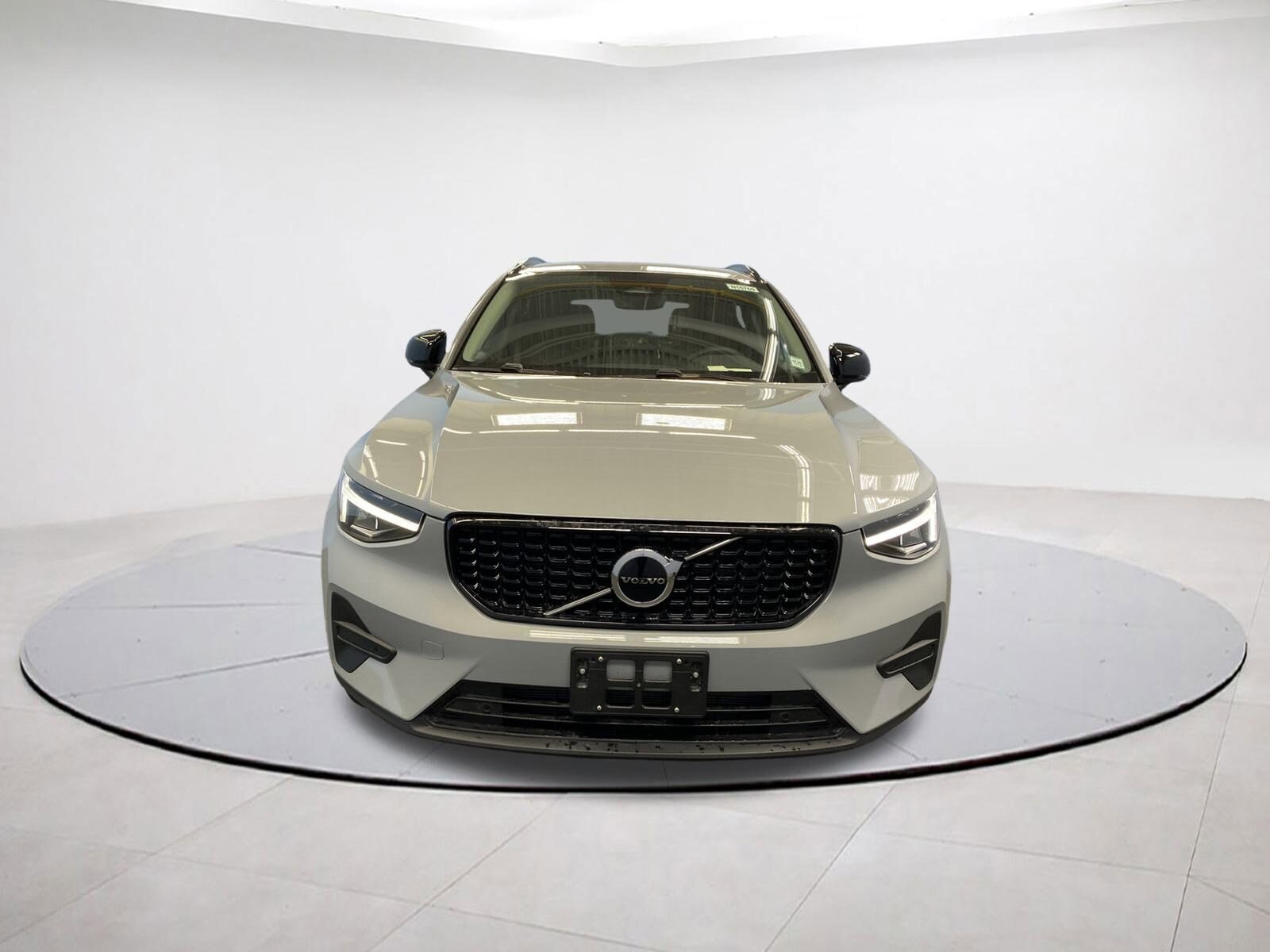 2026 Volvo XC40 Core photo 2