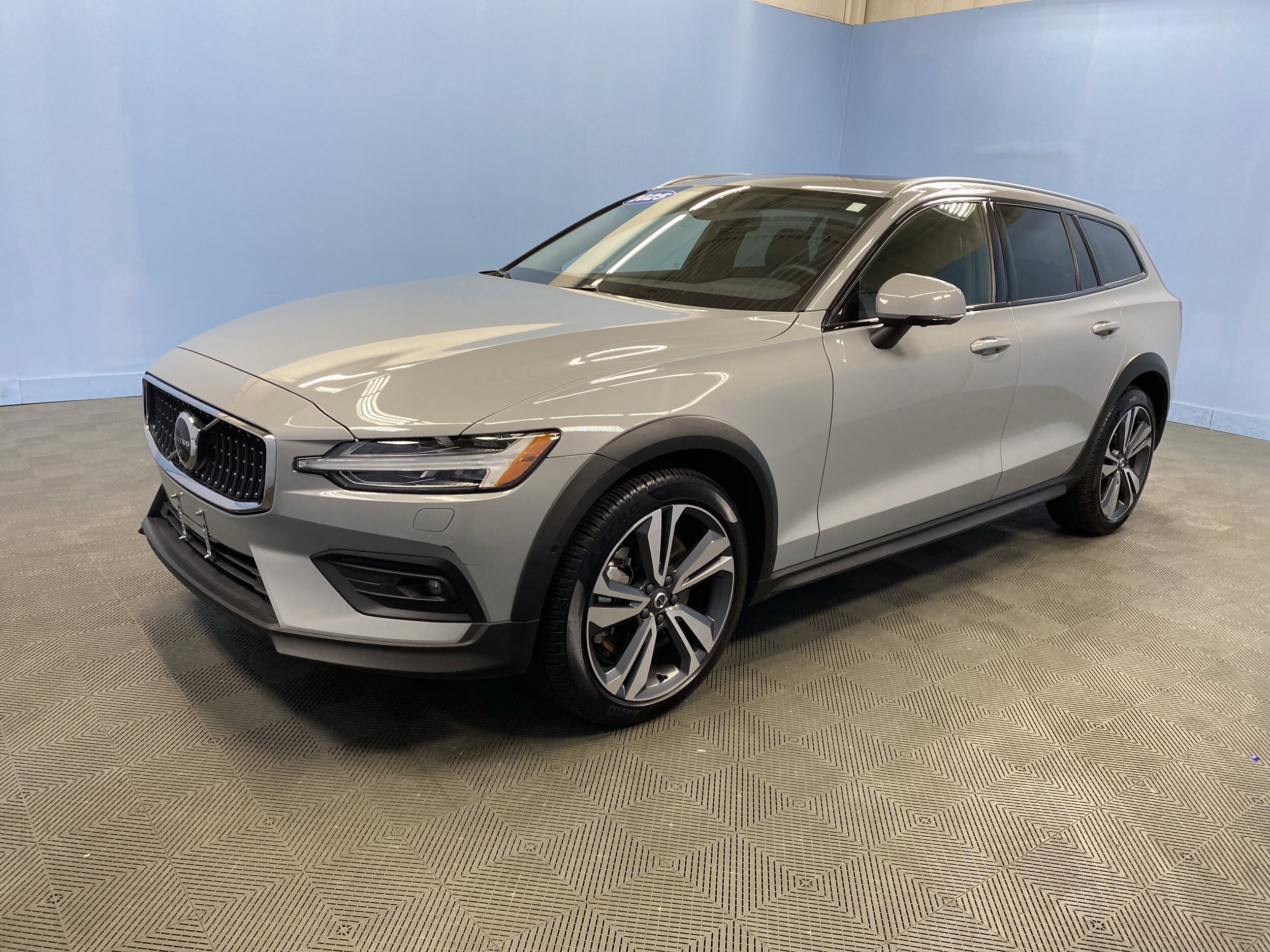 2025 Volvo V60 Cross Country Plus photo 3