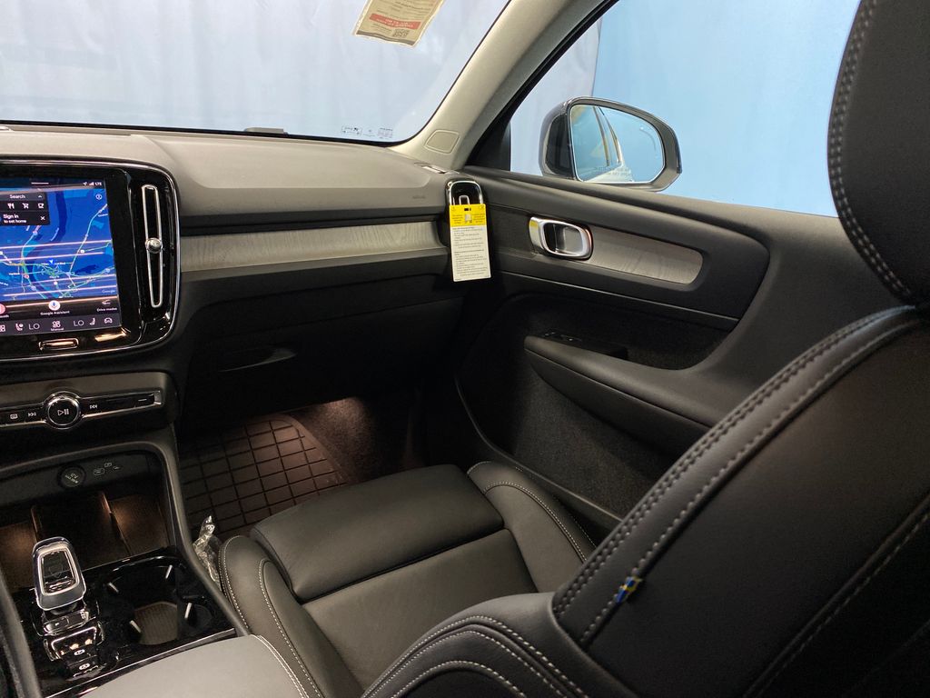 2026 Volvo XC40 Plus - Photo 18