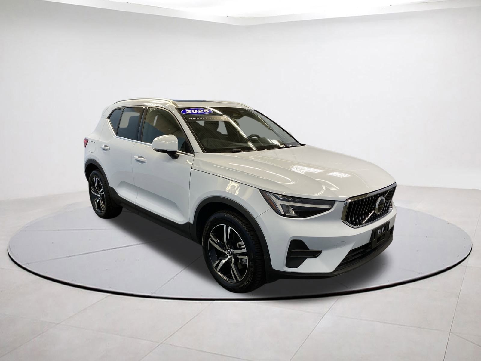 2025 Volvo XC40 Core's photo