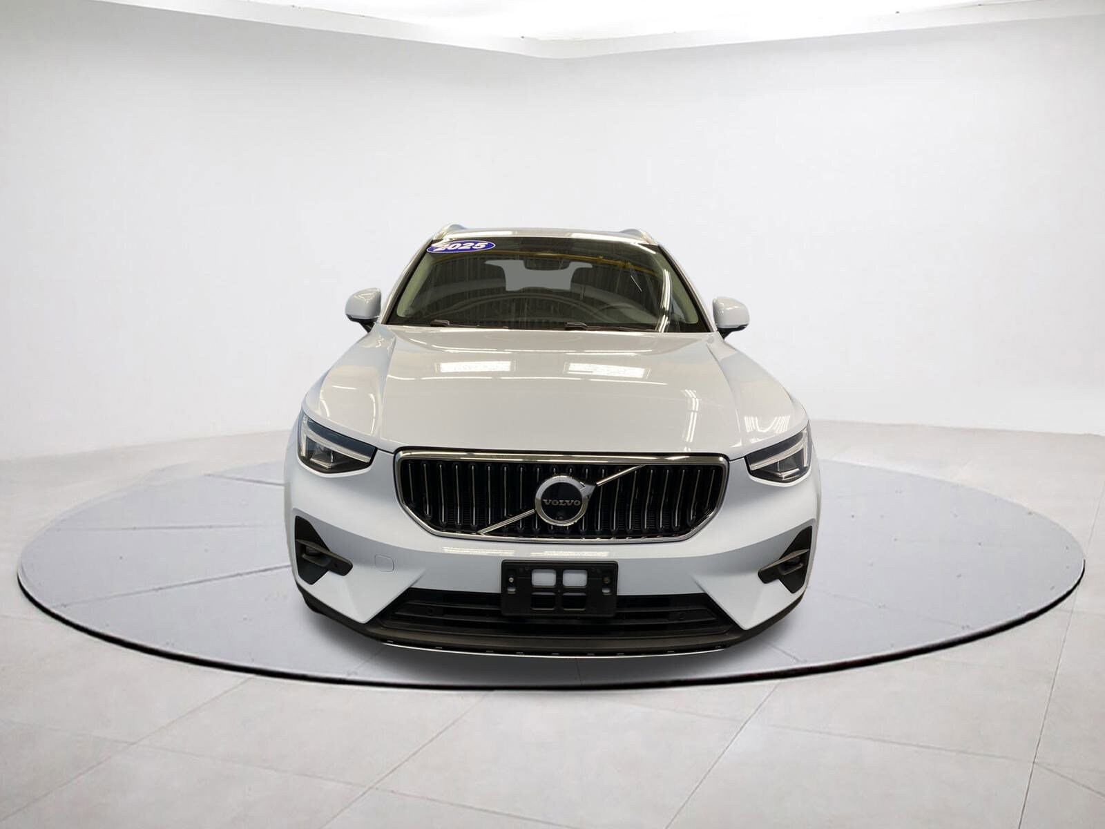2025 Volvo XC40 Plus photo 2