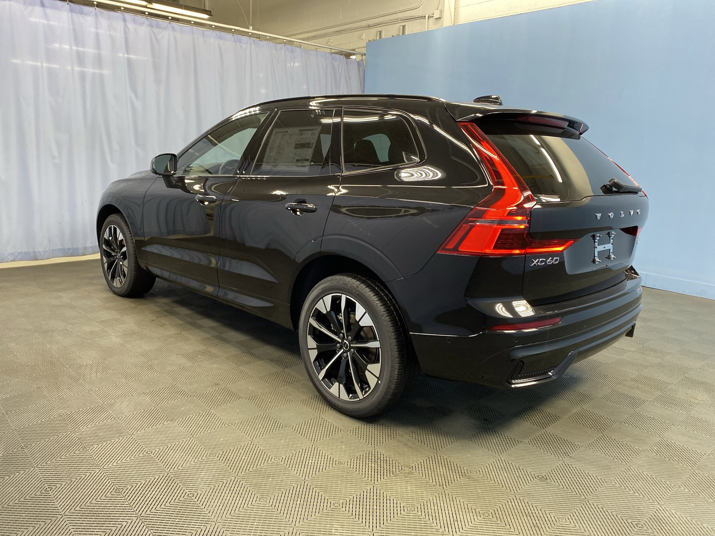 2026 Volvo XC60 B5 Plus photo 3