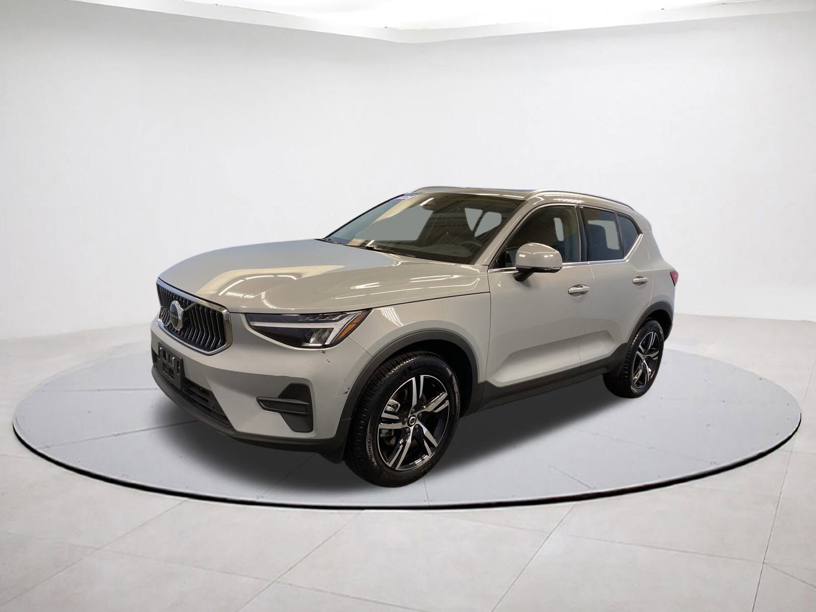 2025 Volvo XC40 Core photo 2