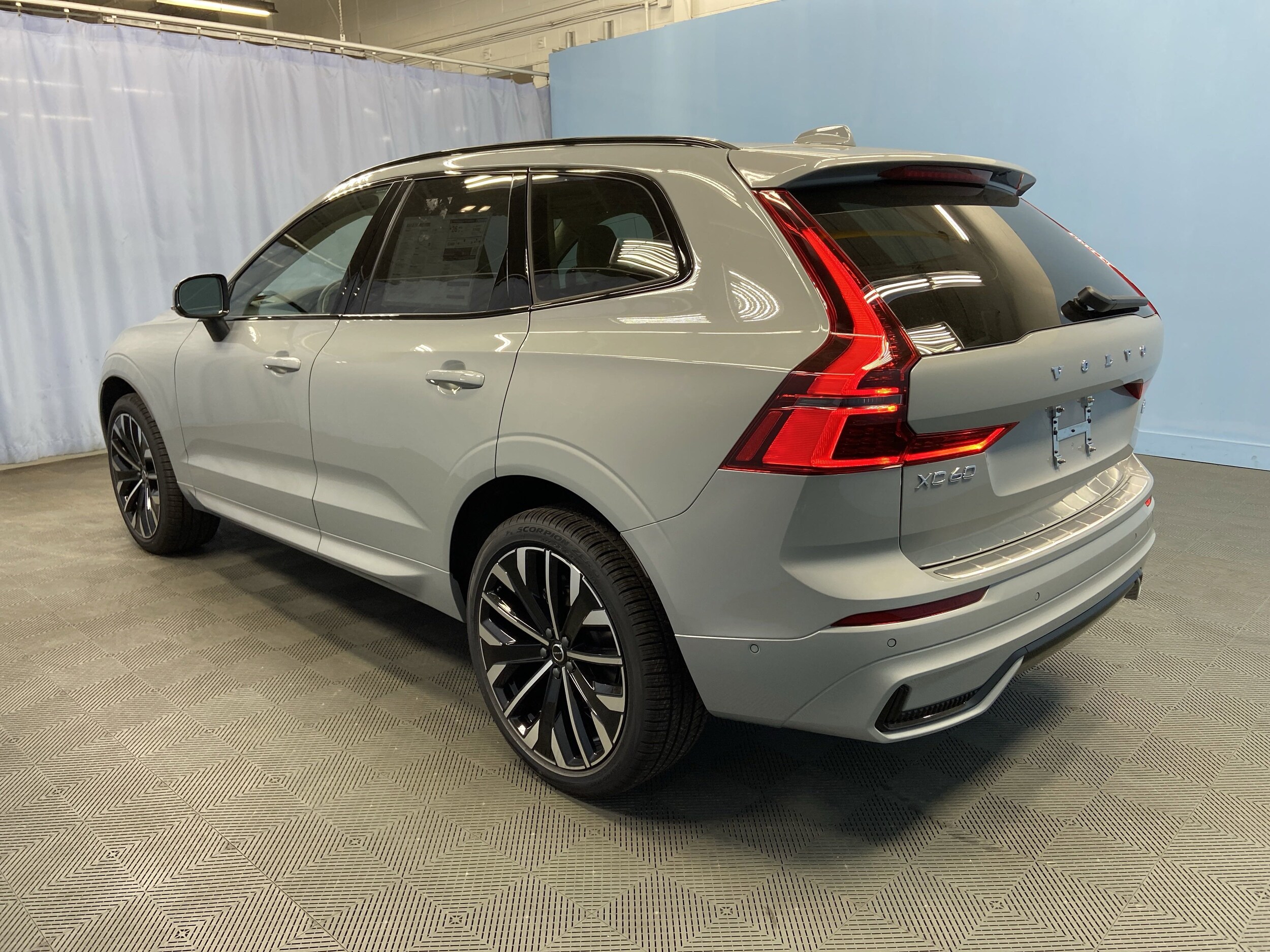 2026 Volvo XC60 B5 photo 4