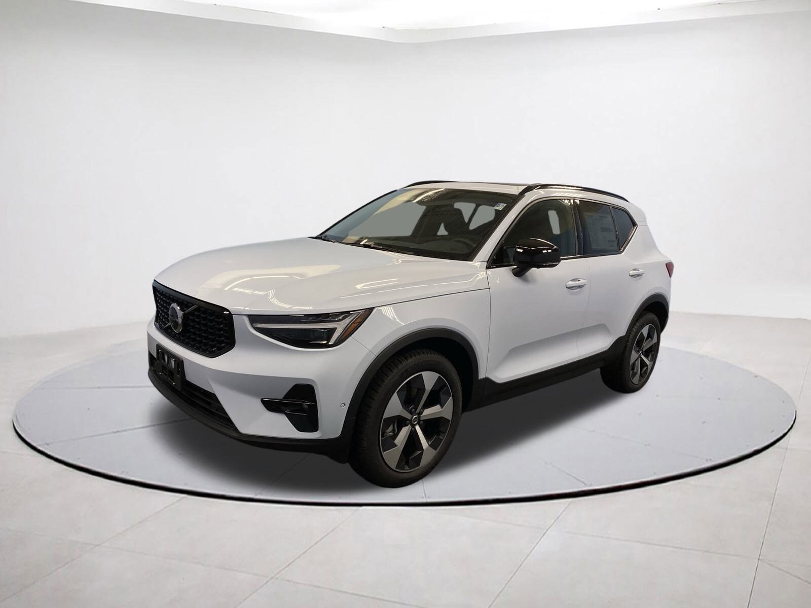 2026 Volvo XC40 Plus photo 3