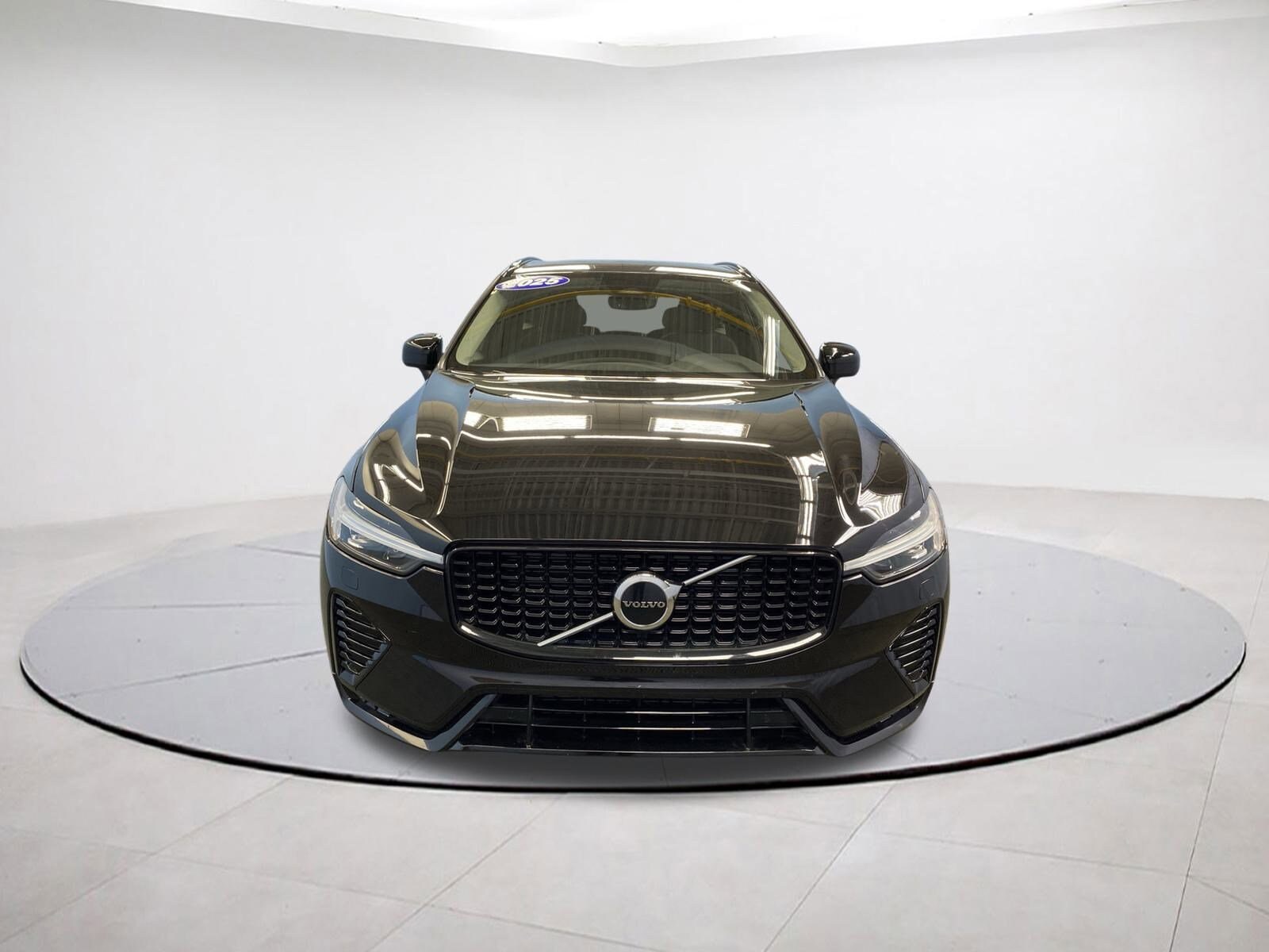 2025 Volvo XC60 Core photo 2