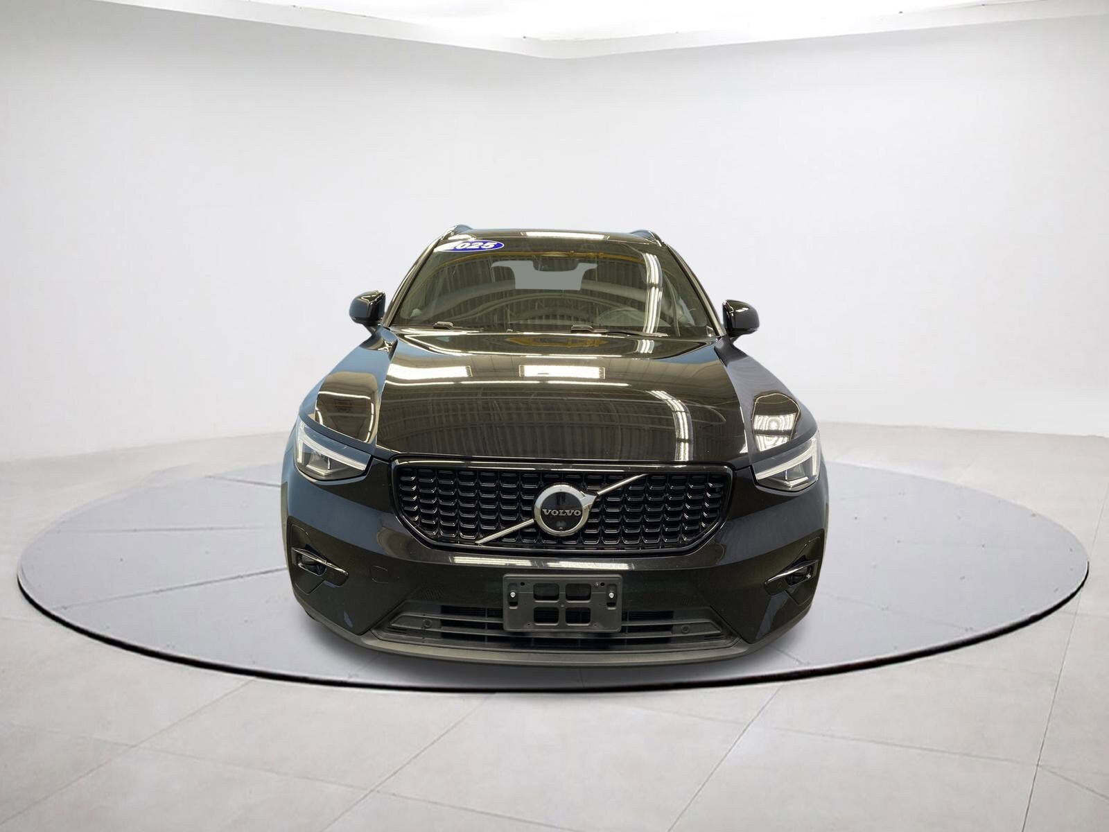 2025 Volvo XC40 Plus photo 2