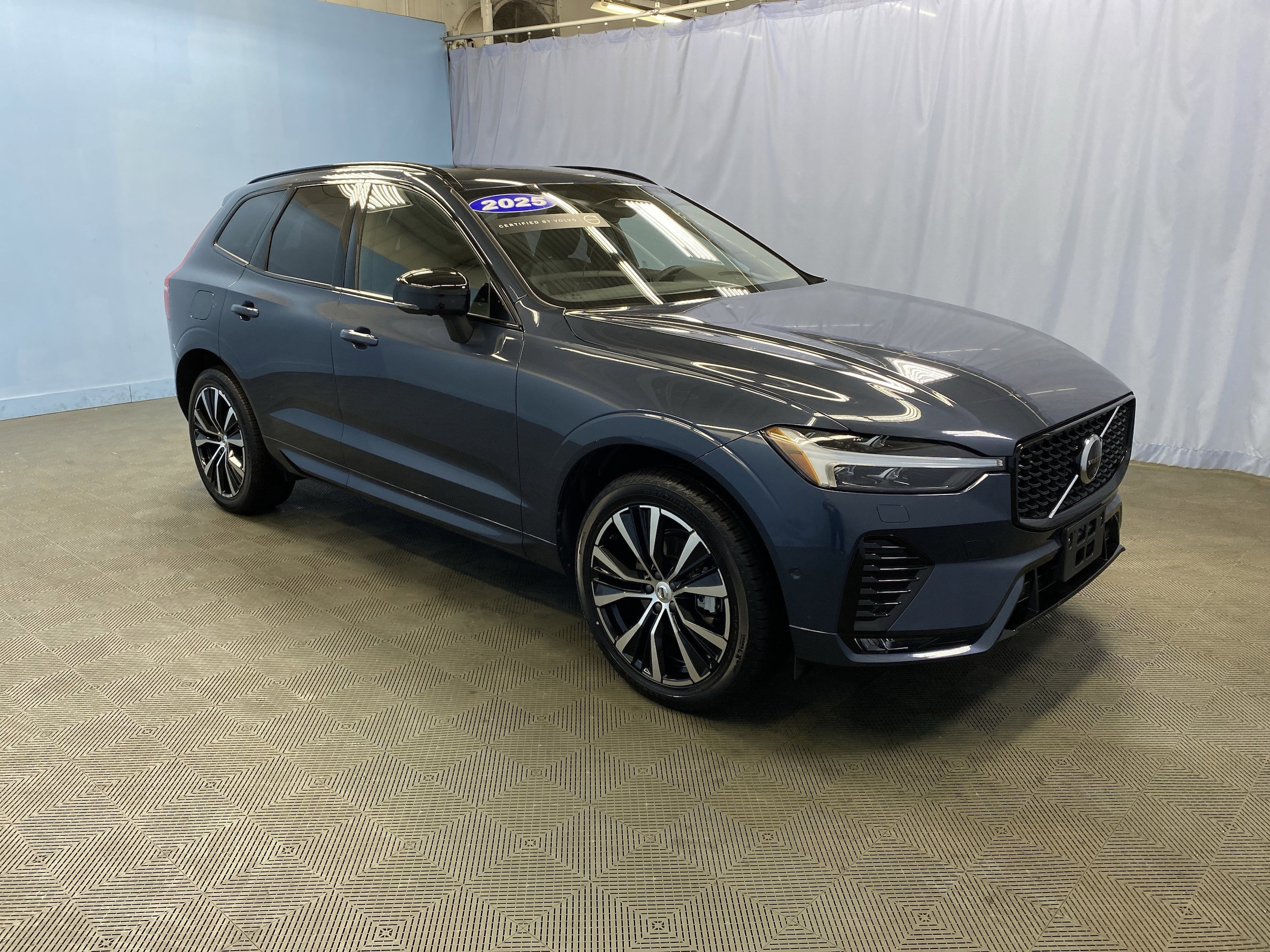 2025 Volvo XC60 Plus's photo