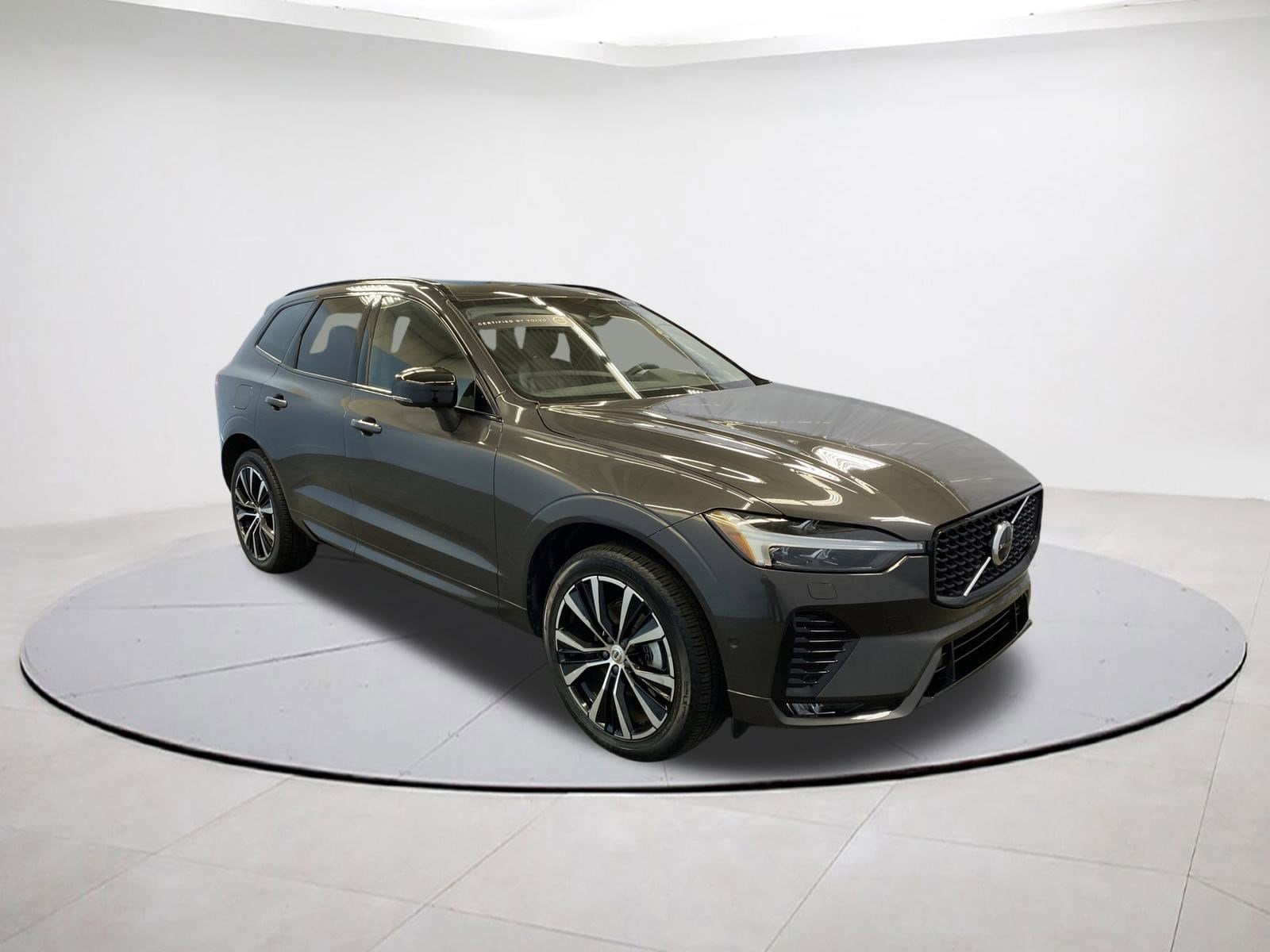 2025 Volvo XC60 Plus's photo
