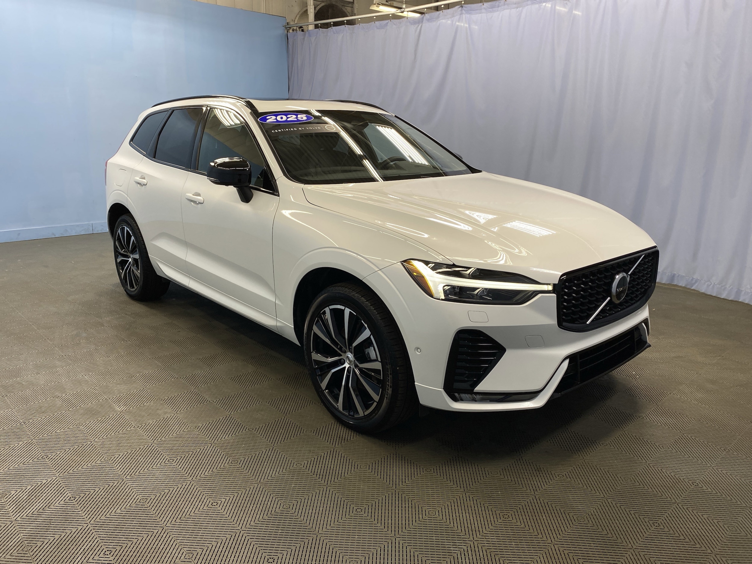 2025 Volvo XC60 Plus's photo