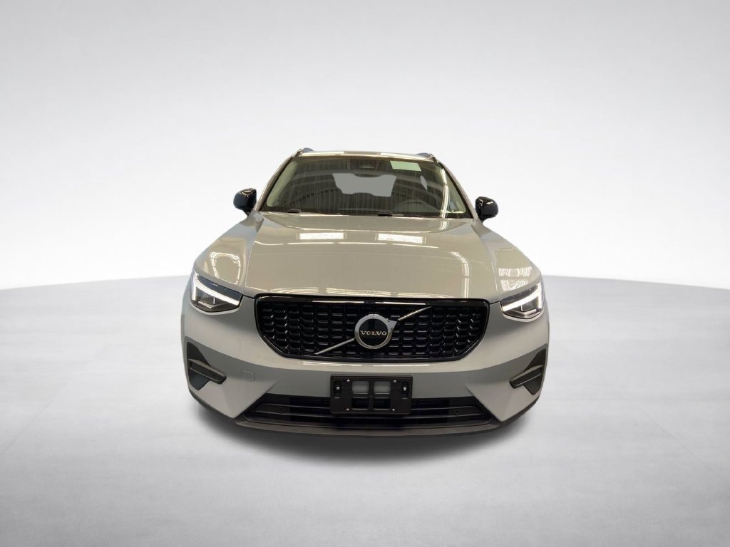 2026 Volvo XC40 Core - Photo 2