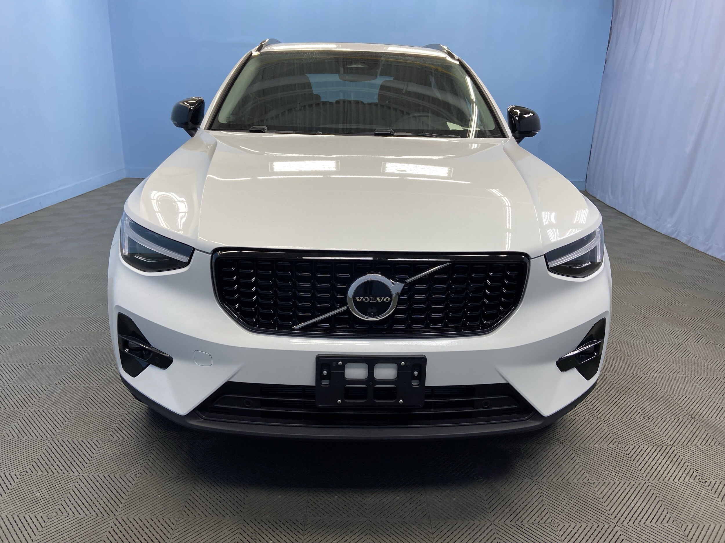 2026 Volvo XC40 Plus photo 2