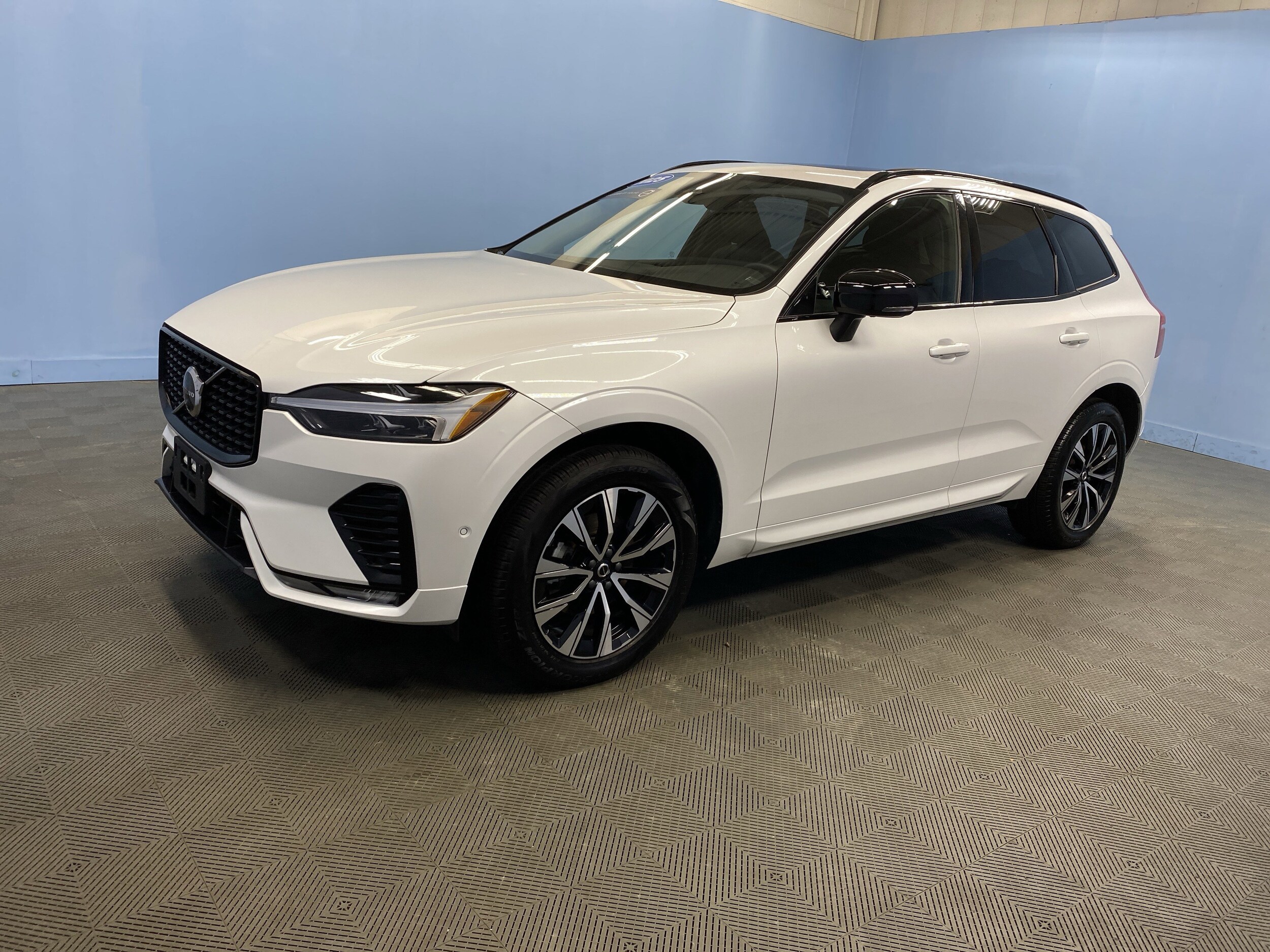 2025 Volvo XC60 Plus photo 3