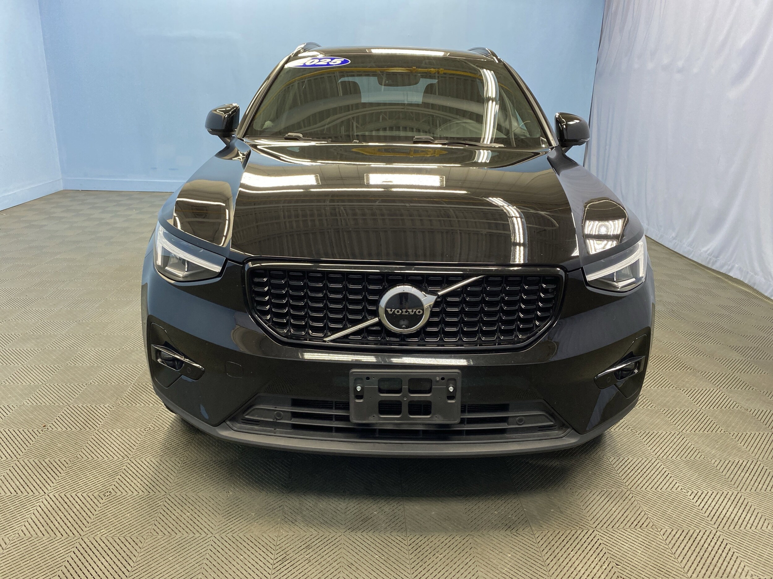 2025 Volvo XC40 Plus photo 3