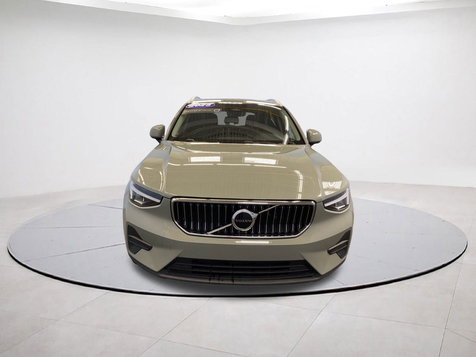 2025 Volvo XC40 Core photo 2
