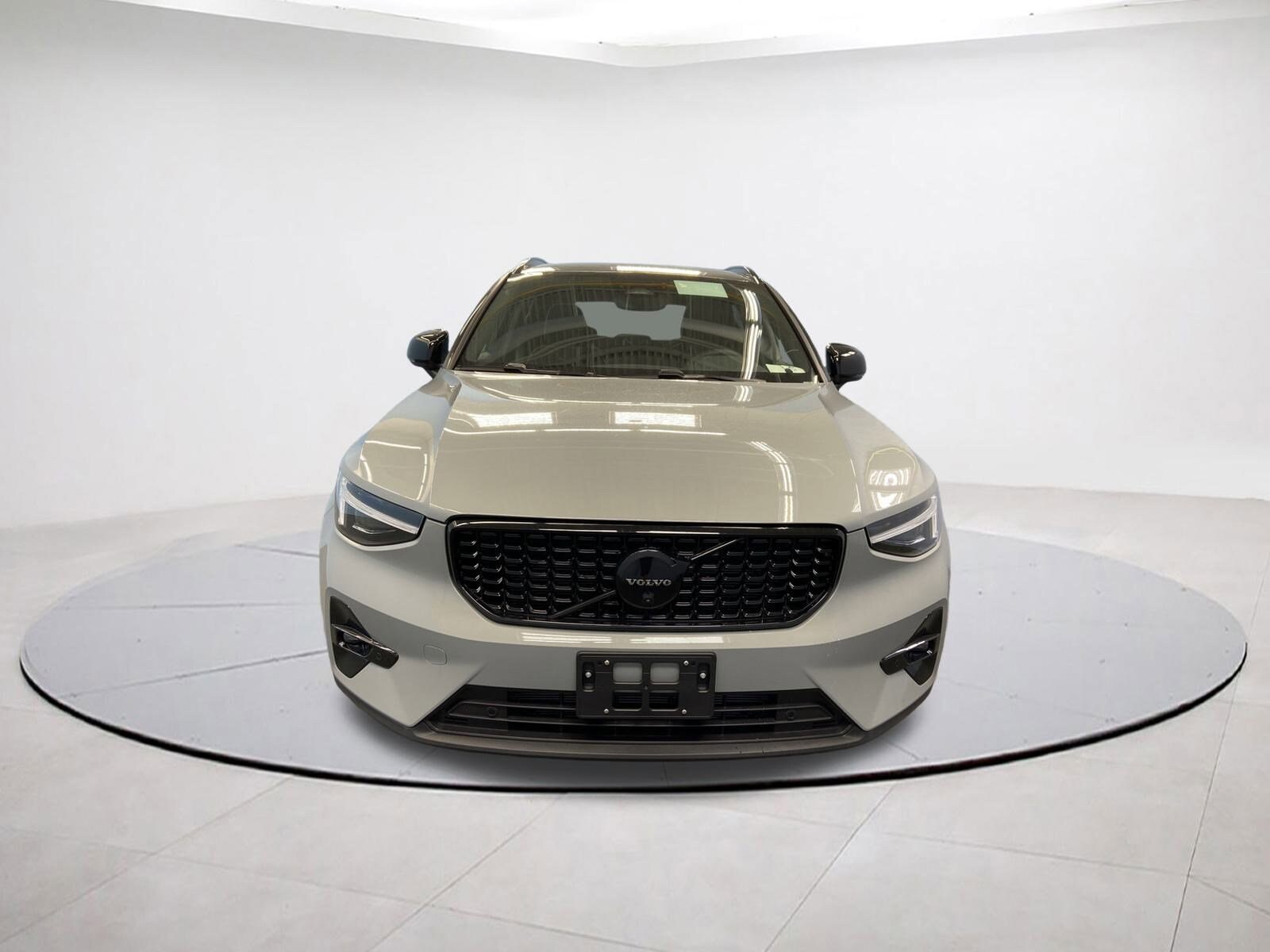 2026 Volvo XC40 photo 2