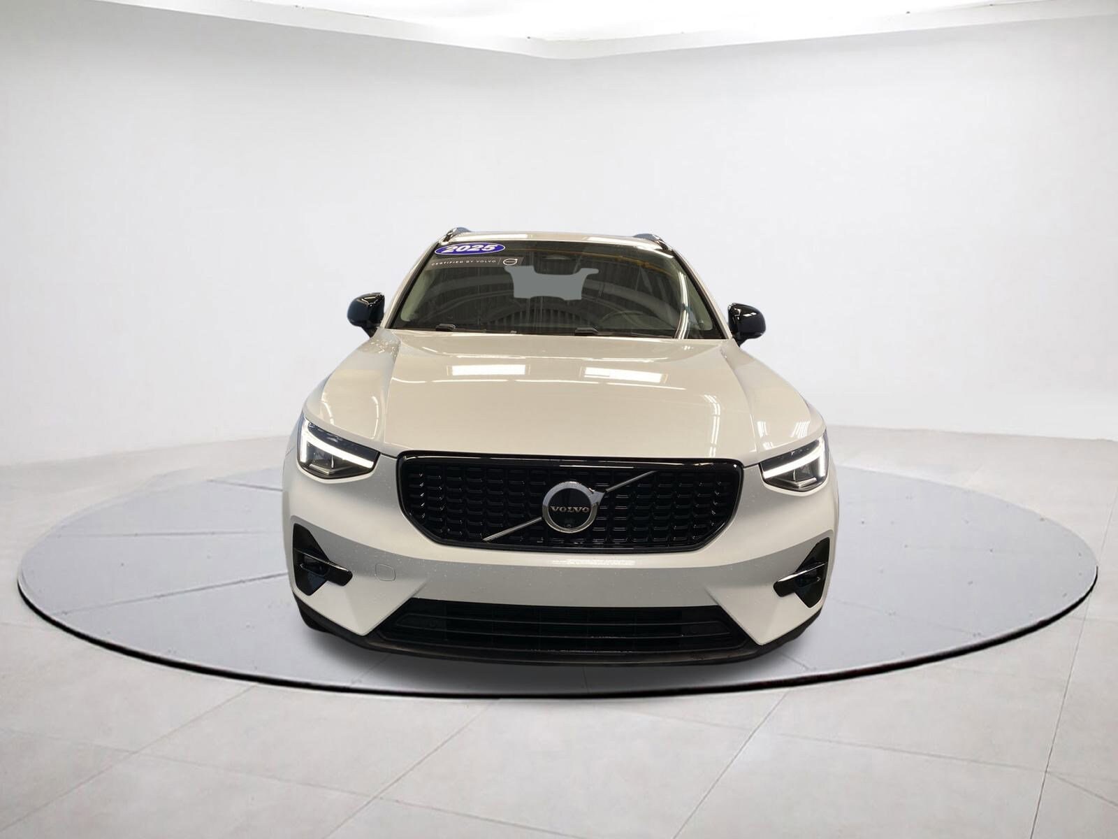 2025 Volvo XC40 Plus photo 2