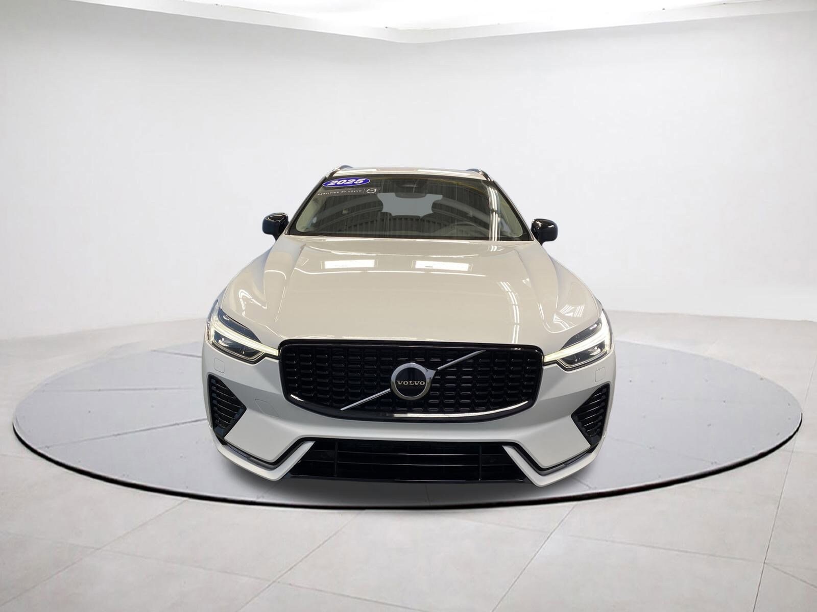2025 Volvo XC60 Core photo 2