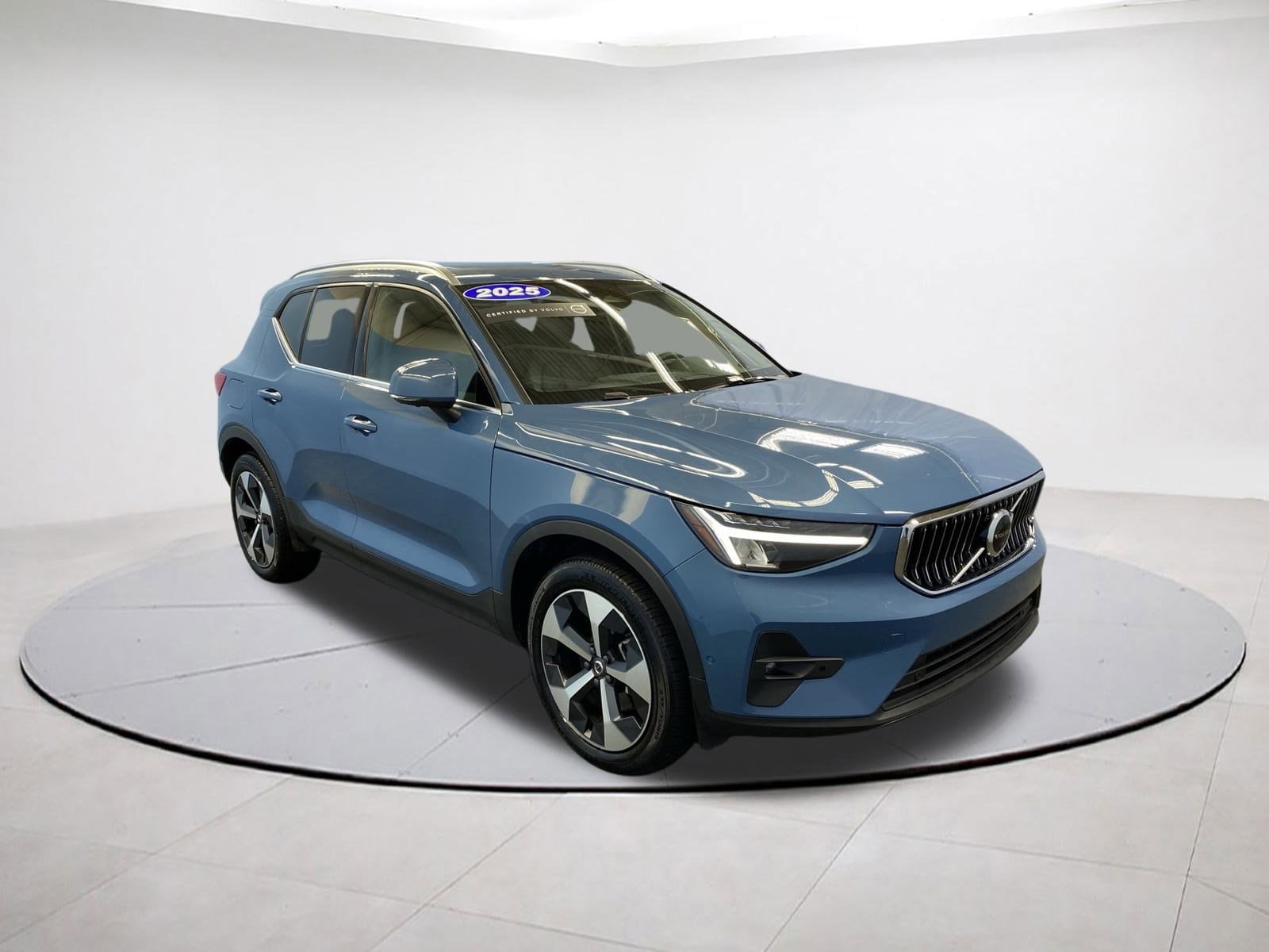 2025 Volvo XC40 SUV 