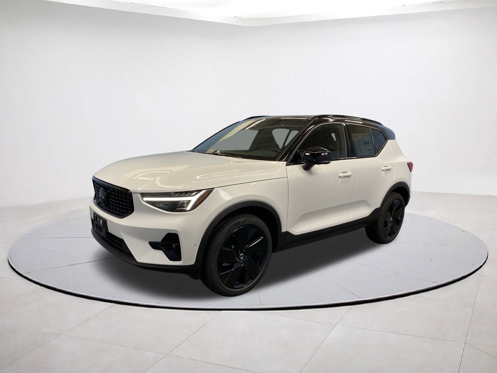 2026 Volvo XC40 photo 3