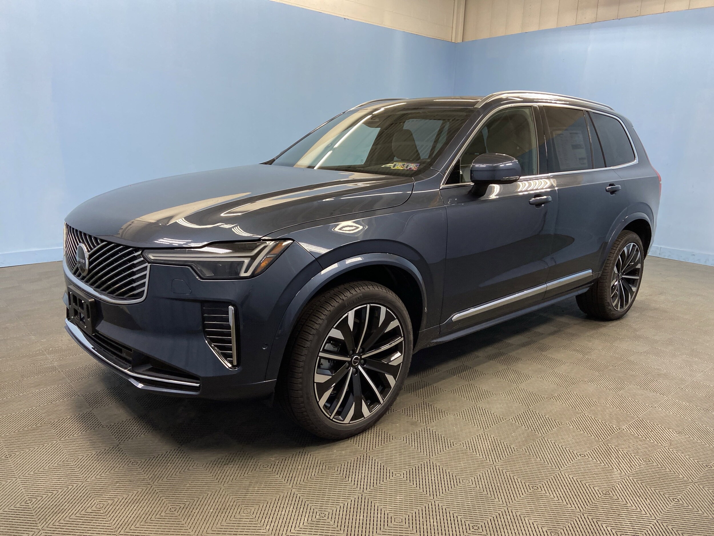 2026 Volvo XC90 Plus Black Edition photo 3
