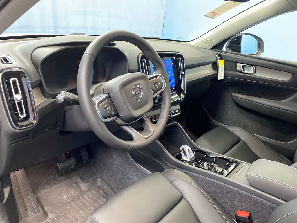 2026 Volvo XC40 Plus - Photo 11