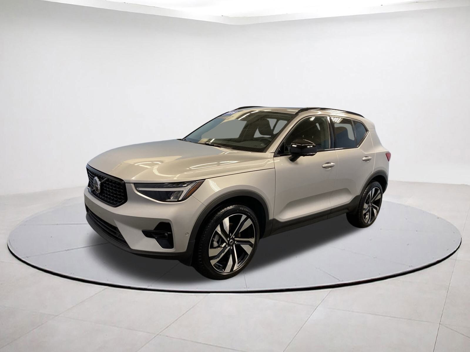 2025 Volvo XC40 Plus photo 3