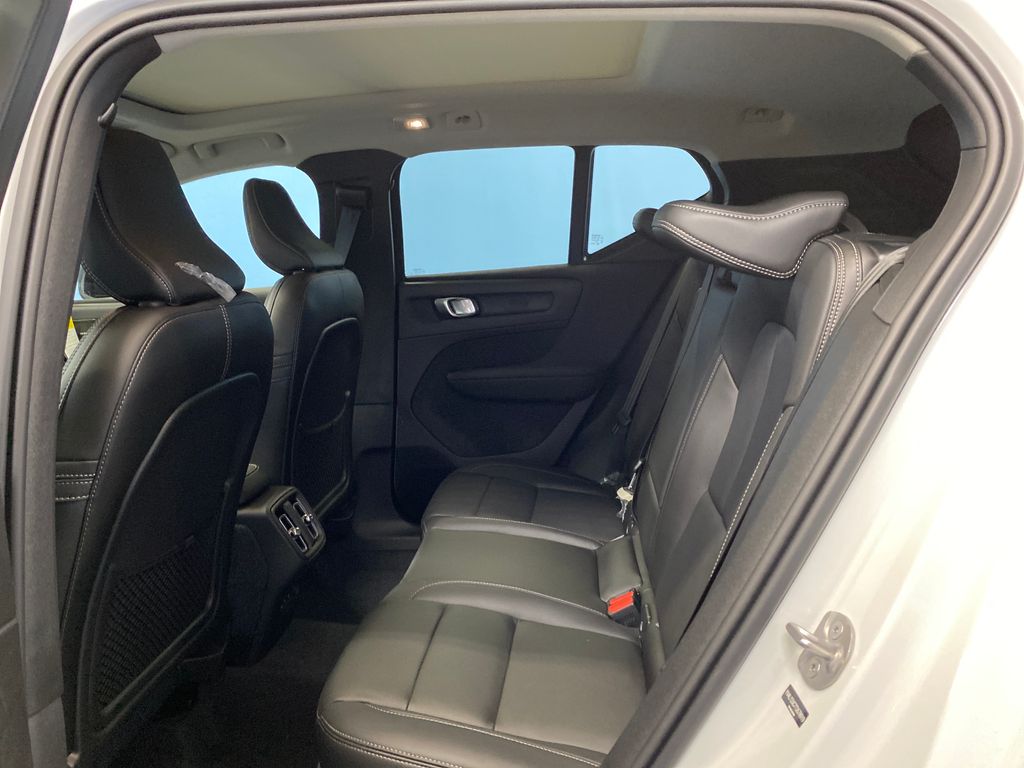 2026 Volvo XC40 Plus - Photo 14