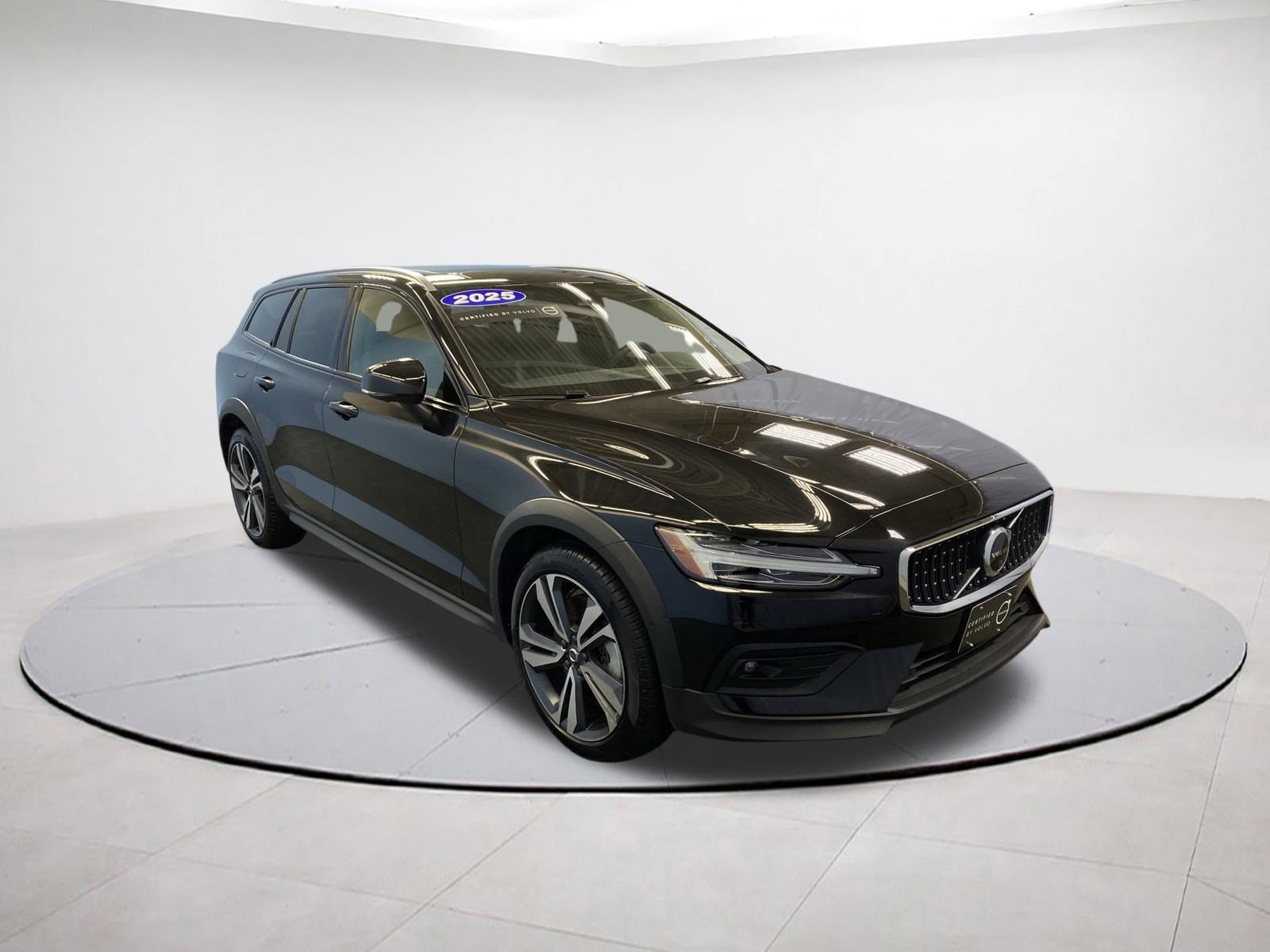 2025 Volvo V60 Cross Country Plus's photo