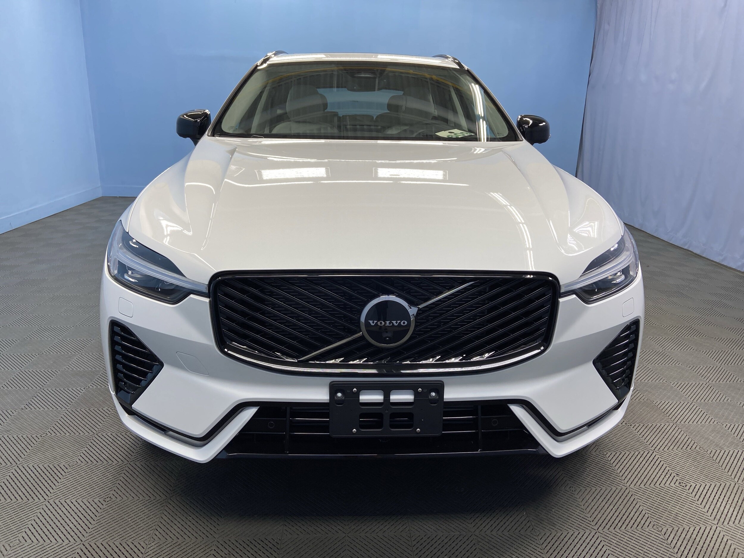 2026 Volvo XC60 Hybrid T8 photo 2