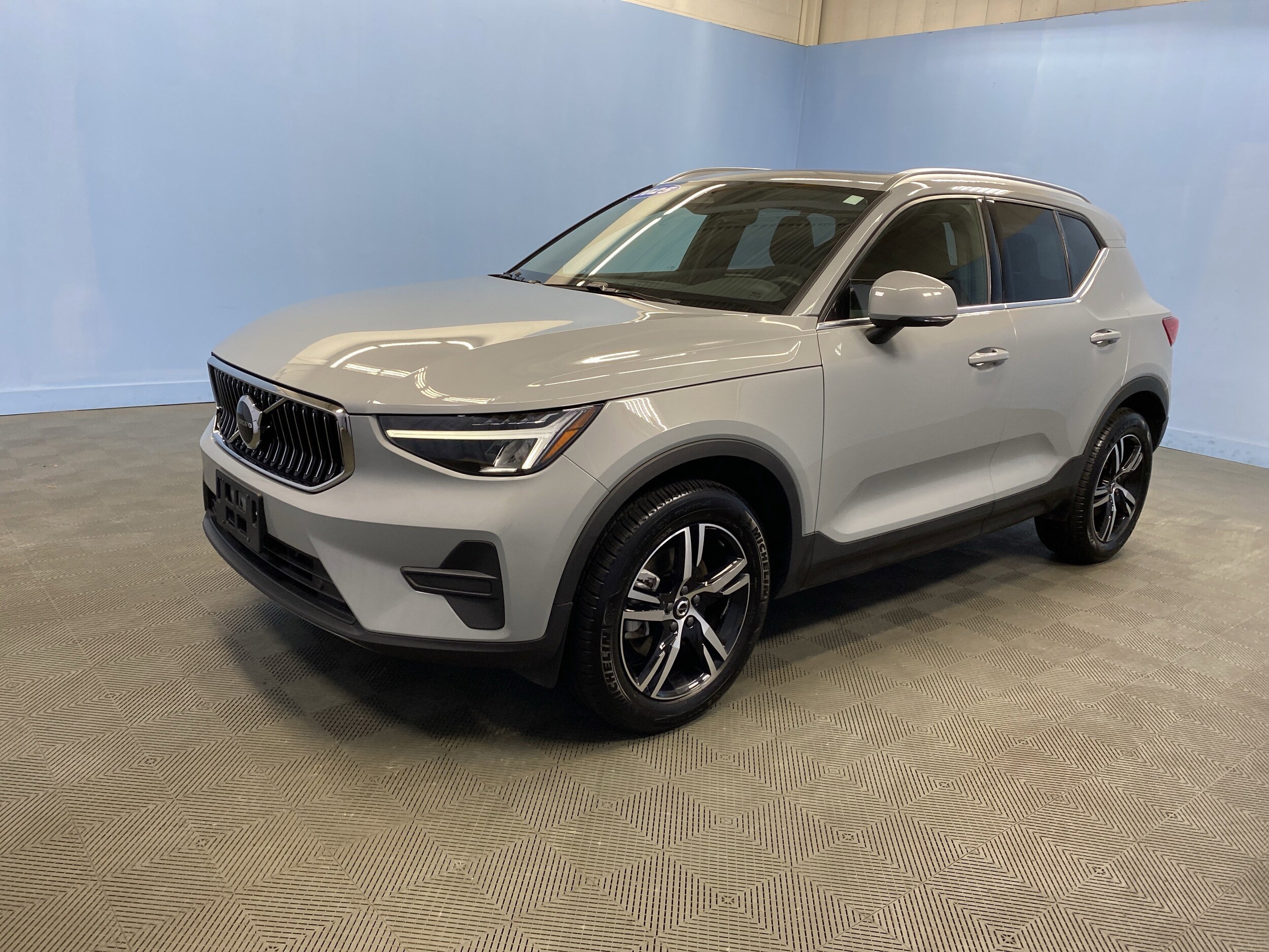 2025 Volvo XC40 Core photo 2