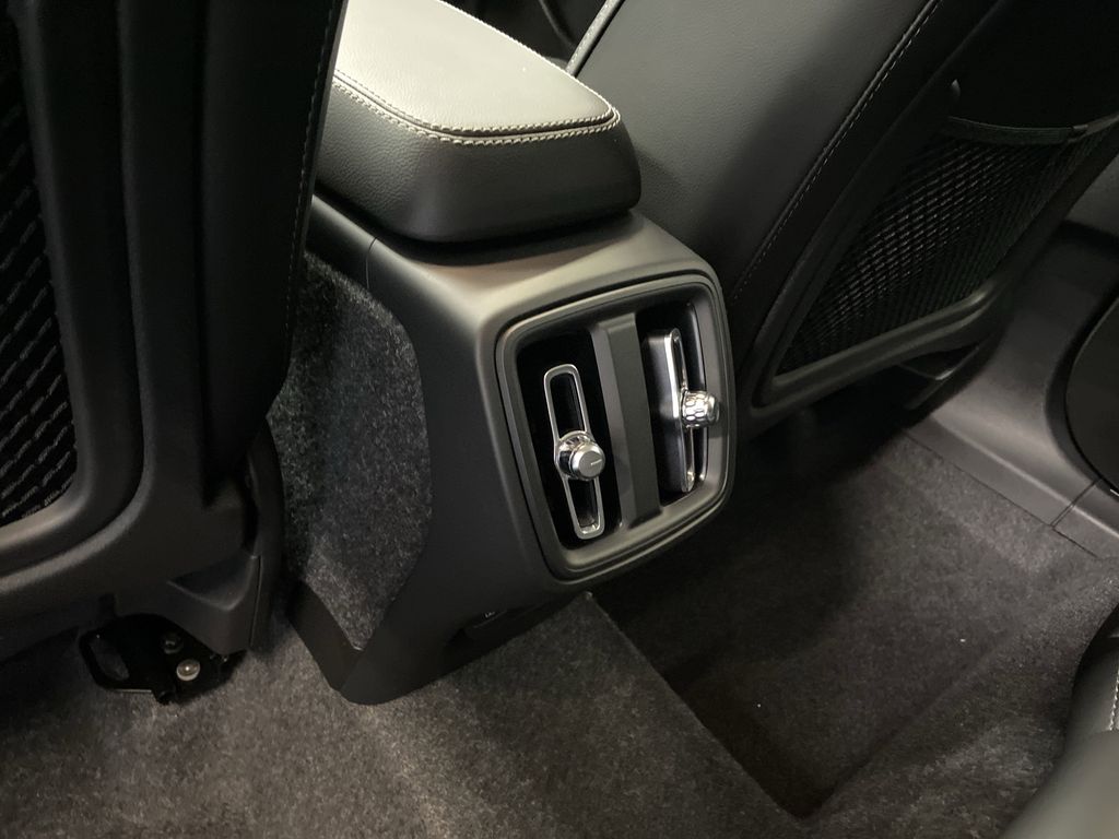 2026 Volvo XC40 Plus - Photo 17