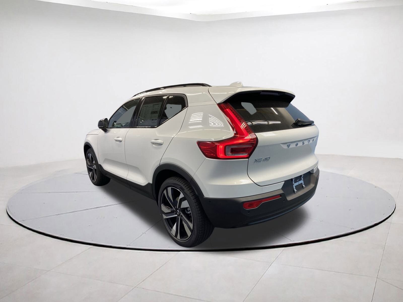 2026 Volvo XC40 photo 4